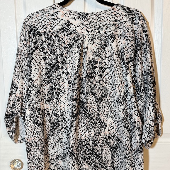 Cathy Daniels Black and White Patterned Blouse - silver buttons on sleeves - Picture 2 of 4